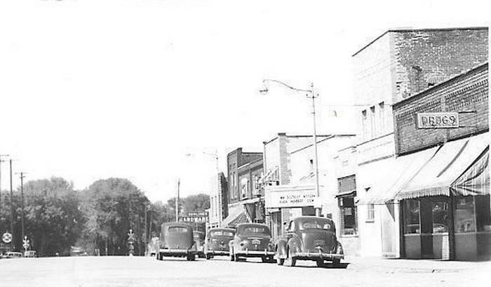 Silhouette Theater - 1940 Photo Theater Is Visible On Right